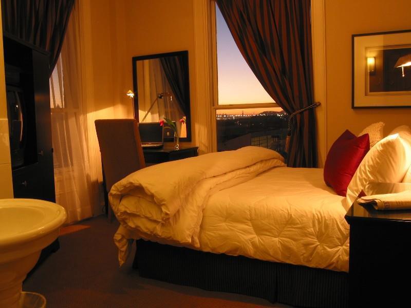 Washington Inn Oakland Room photo