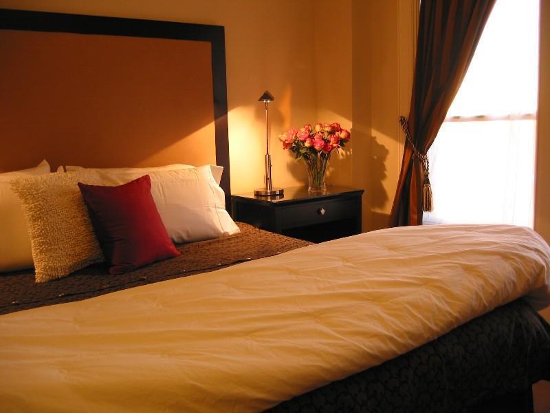 Washington Inn Oakland Room photo